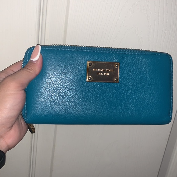 Michael Kors teal wallet - Picture 2 of 3